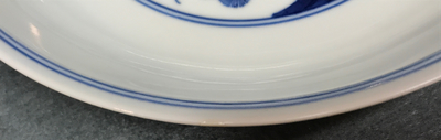 Een Chinees blauwwit bord met "Drie Vrienden van de Winter" decor, Qianlong merk en periode